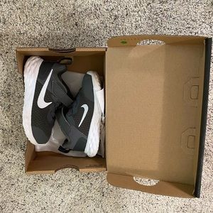 Nike Revolution EUC sz6c